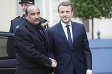 Emmanuel Macron et Mohamed Ould Abdelaziz, à la Celles-Saint-Cloud, le 13 décembre 2017. © Michel Euler/AP/SIPA