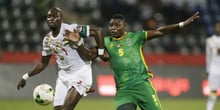 Le Sénégalais Moussa Sow (gauche) à la lutte avec le Zimbabwéen Elisha Muroiwa lors de la dernière Coupe d’Afrique des nations, à Franceville, au Gabon, le 19 janvier 2017. © Sunday Alamba/AP/SIPA