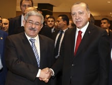 Le président turc Recep Tayyip Erdogan, à droite, et le Premier ministre algérien Ahmed Ouyahia se serrent la main lors d’un forum d’affaires Algérie-Turquie à Alger, Algérie, mardi 27 février 2018. © Kayhan Ozer/AP/SIPA