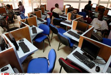 Un cyber café de Dakar, au Sénégal. © REBECCA BLACKWELL/AP/SIPA