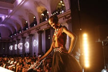 Le mannequin sénégalais Feuza Diouf avec les créations de Mame Fagueye à la Black Fashion Week de Paris en 2014. © Bruno Levy pour JA