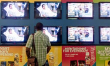 Rayon des téléviseurs au centre commercial Sea Plaza, à Dakar. © Sylvain Cherkaoui pour Jeune Afrique