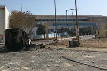 Une voiture de police brulée, à Dakar, lors des affrontements devant l’université, le 15 mai 2018. © DR / Michel Ba