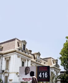 Une affiche, placée devant l’hôtel de ville, présente le décompte des jours passés en détention par Khalifa Sall. © Sylvain Cherkaoui