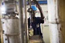 Collecte d’un échantillon d’huile raffinée pour son contrôle en laboratoire, dans la raffinerie Oleosen, à Dakar. © Sylvain Cherkaoui pour JA