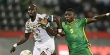 Le Sénégalais Moussa Sow (g.) à la lutte avec le Zimbabwéen Elisha Muroiwa, pendant la CAN au Gabon, le 2 janvier 2017 (photo d’illustration). © Sunday Alamba/AP/SIPA