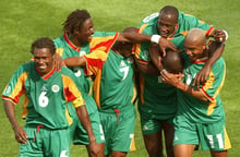 Les joueurs sénégalais (de gauche à droite) Aliou Cissé, Alassane Ndour, Henri Camara, Khalilou Fadiga, Papa Bouba Diop et El Hadji Diouf, au Mondial 2002 contre l’Uruguay. © LAWRENCE JACKSON/AP/SIPA