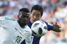 Le Sénégalais Mbaye Niang tente d’échapper au Japonnais Gen Shoji, le 24 juin à Ekaterinbourg. © Eugene Hoshiko/AP/SIPA