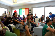 Des ressortissants japonais vivant au Sénégal, devant le match Sénégal-Japon du Mondial 2018, retransmis depuis l’ambassade du Japon à Dakar. © Manon Laplace pour JA