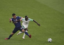 Le Sénégalais Sadio Mané prend de vitesse le Japonais Yoshiba, le 24 juin à Ekaretinbourg. © Masanori Inagaki/AP/SIPA