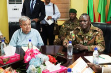 António Guterres, secrétaire général de l’ONU, et Didier Dacko, à Sévaré, le 30 mai. © SÉBASTIEN RIEUSSEC/AFP