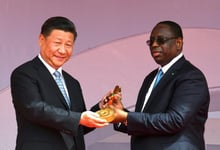 Le président du Sénégal Macky Sall (à droite) et son homologue chinois Xi Jinping lors de la cérémonie d’inauguration d’une arène de lutte à Dakar, le 22 juillet 2018 © Seyllou/AFP