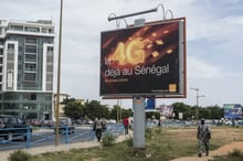 Panneau publicitaire d’Orange à Dakar, en novembre 2013. © Sylvain Cherkaoui pour Jeune Afrique