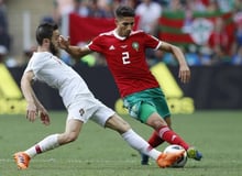 Le joueur marocain Achraf Hakimi, à droite, face au Portugais Bernardo Silva, lors de la Coupe de monde de football 2018 en Russie (image d’illustration). © Hassan Ammar/AP/SIPA