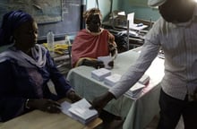 Dans un bureau de vote de Dakar, lors de la présidentielle de 2012. © Rebecca Blackwell/AP/SIPA