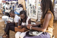 Des utilisateurs de smartphones à Dakar, en mai 2015 (image d’illustration). © Sylvain Cherkaoui pour JA