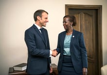 Le président français et Louise Mushikiwabo, à Erevan, le 12 octobre. © OIF