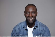 Dans « Yao », son prochain film, Omar Sy joue le rôle d’une star de l’Hexagone qui se rend sur la terre de ses ancêtres, au Sénégal. © Rebecca Cabage/AP/SIPA