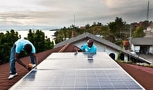 Installation de panneaux solaires, au bord du lac Kivu, en RDC. © BBOXX