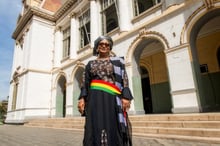 Soham El Wardini, maire de Dakar, devant l’hôtel de ville. © Youri Lenquette pour JA