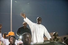 Idrissa Seck salue ses partisans lors de son passage dans la ville sainte de Touba, le 18 février 2019. © Sylvain Cherkaoui pour JA