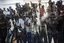 Le candidat à la présidentielle Issa Sall pour le Parti de l’Union et Rassemblement (PUR) présente sa version des faits suite à l’altercation de son cortège de campagne avec des militants de l’APR à Tambacounda, le 13 février 2019 (photo d’illustration). © Sylvain Cherkaoui pour Jeune Afrique