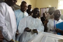 Idrissa Seck, juste avant de glisser son bulletin dans l’urne, dans un bureau de vote de Thiès, le 24 février 2019. © Manon Laplace pour JA