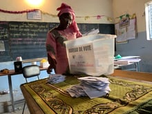 Début des opérations de dépouillement dans l’un des bureau de l’école Biscuiterie, à Dakar. © Sylvain Cherkaoui pour Jeune Afrique