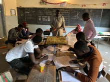 Début du décompte, dans un bureau de l’école Biscuiterie, à Dakar, pour le premier tour de la présidentielle au Sénégal en février 2019. © Sylvain Cherkaoui pour Jeune Afrique