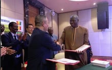 Signature du contrat commercial pour la réalisation du barrage de Koukoutamba, en Guinée, le 26 février 2019. © Organisation pour la mise en valeur du fleuve Sénégal (Twitter)