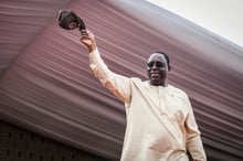 Le président Macky Sall salue ses supporters pendant sa campagne à Guediawaye le 20 février 2019. © Sylvain Cherkaoui pour JA