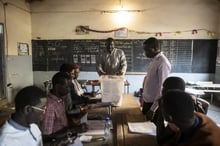 Depouillement au bureau de vote numero 6 de de l’ecole elementaire La Biscuiterie dans le quartier du Jet d’eau a Dakar, pour les elections presidentielles senegalaises, le 24 fevrier 2019. © Sylvain Cherkaoui pour JA