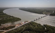 Macky Sall et Adama Barrow respectivement présidents du Senegal et de la Gambie participent à l’inauguration du pont de Farafenni, il mesure 942 mètres et traverse le fleuve Gambie, une oeuvre de l’entreprise espagnole Arezki. le 21 janvier 2019. Photo : Sylvain Cherkaoui pour JA © Sylvain Cherkaoui pour JA