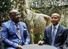 Félix Tshisekedi (à g.) et Moïse Katumbi, à Paris, en décembre 2015, lorsque les deux hommes étaient dans l’opposition face à Kabila. © Pierre Boisselet pour JA