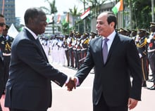 Le chef de l’État ivoirien, Alassane Ouattara, accueillant le président de l’UA, à Abidjan, le 11 avril. © ISSOUF SANOGO/AFP