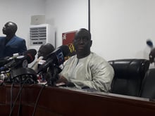 Aliou Sall, maire de Guédiawaye et frère du président Macky Sall, lors d’une conférence de presse à Dakar le lundi 3 mai 2019. © Manon Laplace pour JA