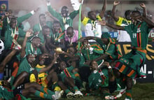 Les joueurs zambiens et le staff célèbrent leur victoire de la CAN 2012, au stade de l’Amitié à Libreville au Gabon, le 12 février 2012. © Rebecca Blackwell/AP/Sipa