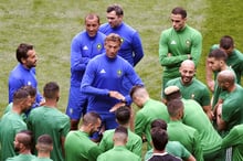 Hervé Renard, le sélectionneur des Lions de l’Atlas, au milieu de ses joueurs, à Saint-Pétersbourg, lors du Mondial 2018. © GABRIEL BOUYS/AFP