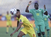 Le Béninois Steve Mounie prend de vitesse le Sénégalais Henri Saivet, le 10 juillet 2019 en quarts de finale de la CAN. © AP Photo/Hassan Ammar