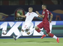 Le Tunisien Wahbi Khazri au duel avec le Malgache Thomas Fontaine, le 11 juillet 2019 au Caire. © Hassan Ammar/AP/SIPA