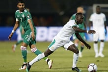 Les attaquants algérien et sénégalais Riyad Mahrez et Sadio Mané, lors de la confrontation des Verts et des Lions de la Teranga en phase de poule de la CAN 2019, le 27 juin dernier. © Ariel Schalit/AP/SIPA