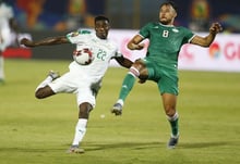 Le Sénégalais Moussa Wague au duel avec l’Algérien Mohamed Belaili lors du match entre les deux équipes en phase de poules de la CAN 2019, le 27 juin 2019 au Caire. © AP Photo/Ariel Schalit