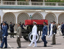Des officiers escortent le cercueil du président Béji Caïd Essebsi le 27 juillet 2019 lors de funérailles nationales à Tunis. © AFP