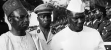 Dawda Jawara (g), premier président de la Gambie indépendante, reçoit son homologue guinéen Ahmed Sékou Touré à Banjul, en janvier 1960. © AFP