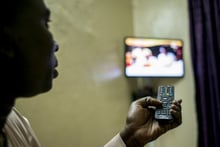 L’un des premiers utilisateurs de la TNT à Dakar, en juin 2015 (photo d’illustration). ©Sylvain Cherkaoui pour Jeune Afrique