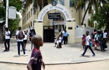 L’école Sainte Jeanne d’Arc à Dakar, ici le 4 septembre 2019, avait demandé que filles et garçons aillent à l’école la tête découverte. © AFP/Seyllou