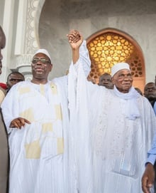 Le président sénégalais Macky Sall et son prédécesseur lors de l’inauguration de la grande mosquée Massalikoul- Djinane, le 29 septembre. © Papa Matar Diop/Présidence Sénégal