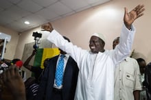 Khalifa Sall salue ses supporters, le 21 octobre 2019, après son allocution pour sa première apparition publique à Dakar après sa sortie de prison le 29 septembre. © Sylvain Cherkaoui pour Jeune Afrique