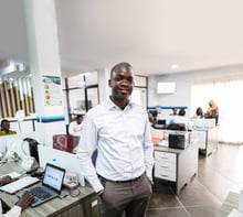 Depuis Dakar, où il a fondé sa start-up Intouch, le Sénégalais Omar Cissé a conquis de nombreux marchés, dont la Côte d’Ivoire. © Sylvain Cherkaoui pour JA