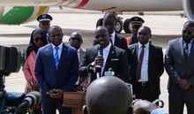 Le ministre sénégalais du Tourisme Alioun Sarr accueillant Akon à l’aéroport © Alioun Sarr, ministre du Tourisme et des transports aériens du Sénégal